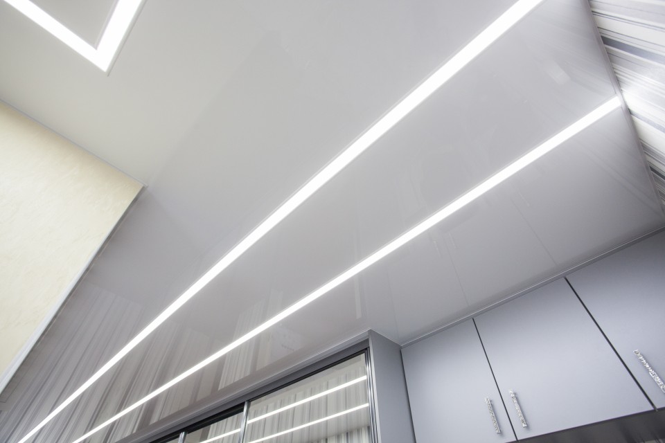 Заказать световые потолки с линией света в г. Короча